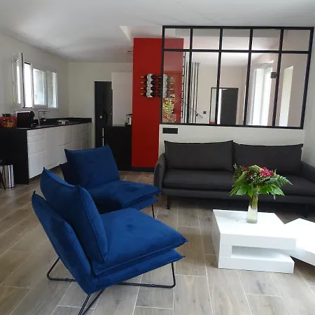 Villa Entiere Chateau Lacroix De 3 Ch, 3 Sdb, Piscine Xxl,sauna, 4 Etoiles,7 Pers Civrac-de-Blaye